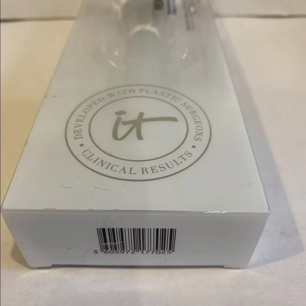IT COSMETICS Heavenly Skin Skin-Hugging Foundation Brush #707 NIP $42 NIP